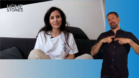 In den Home Stories spricht Kim Moquenco mit der Fotografin und Künstlerin Anna Spindelndreier über die Auswirkungen der aktuellen Corona Krise auf Job und Aufträge. Der Friseur Danny Beuerbach erzählt aus seiner Branche. Außerdem berichtet der Kommunalpolitiker Oswald Utz als Behindertenbeauftragter der Stadt München über aktuelle Anpassungen.