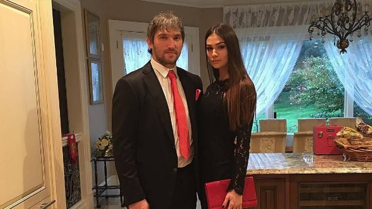 Wir machen wieder einen Abstecher in den Hafen der Ehe. Dorthin hat es nun auch Superstar Alex Owetschkin geschafft. Im August dieses Jahres heiratete der Russe seine Nastasiya - Gratulation!