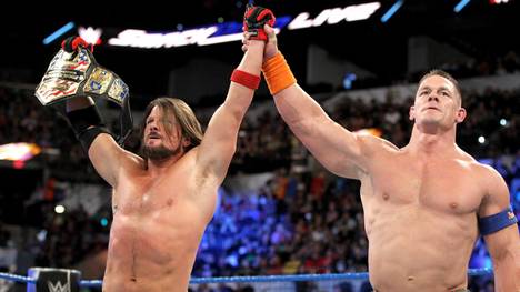 John Cena (r.) tat sich bei WWE SmackDown Live mit AJ Styles zusammen