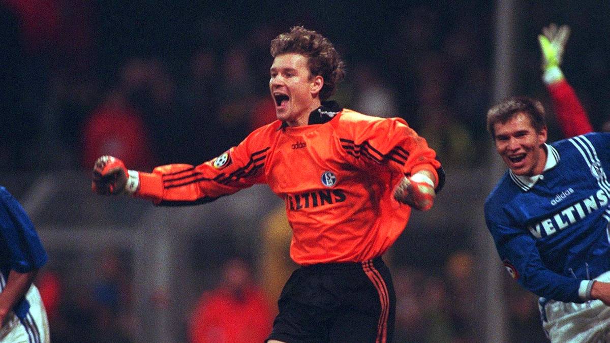 Der Schalker Jens Lehmann beschert seinem Team 1997 einen Last-Minute-Punkt. Das 2:2 im Derby gegen Dortmund erzielt er per Kopf. Lehmann ist damit der erste Bundesliga-Torwart, dem ein Feldtor gelingt