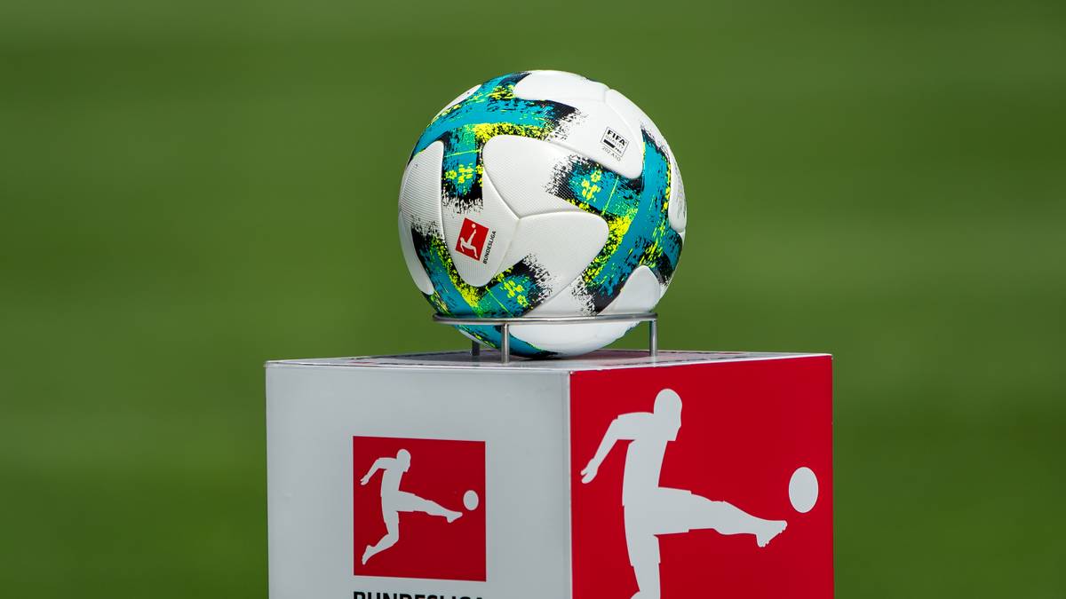 SAISON 2017/18: Das (vorerst) letzte Modell der "Torfabrik" fiel dann wieder etwas farbenfroher aus. Geziert von Applikationen in Türkis und Gelb ging es in die Saison 2017/18