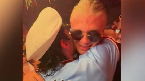 Erling Haaland genießt weiter seine Sommerpause nach dem Triple-Gewinn mit Manchester City. In einem Club in Monaco schenkte er jetzt einem DJ sein Trikot.