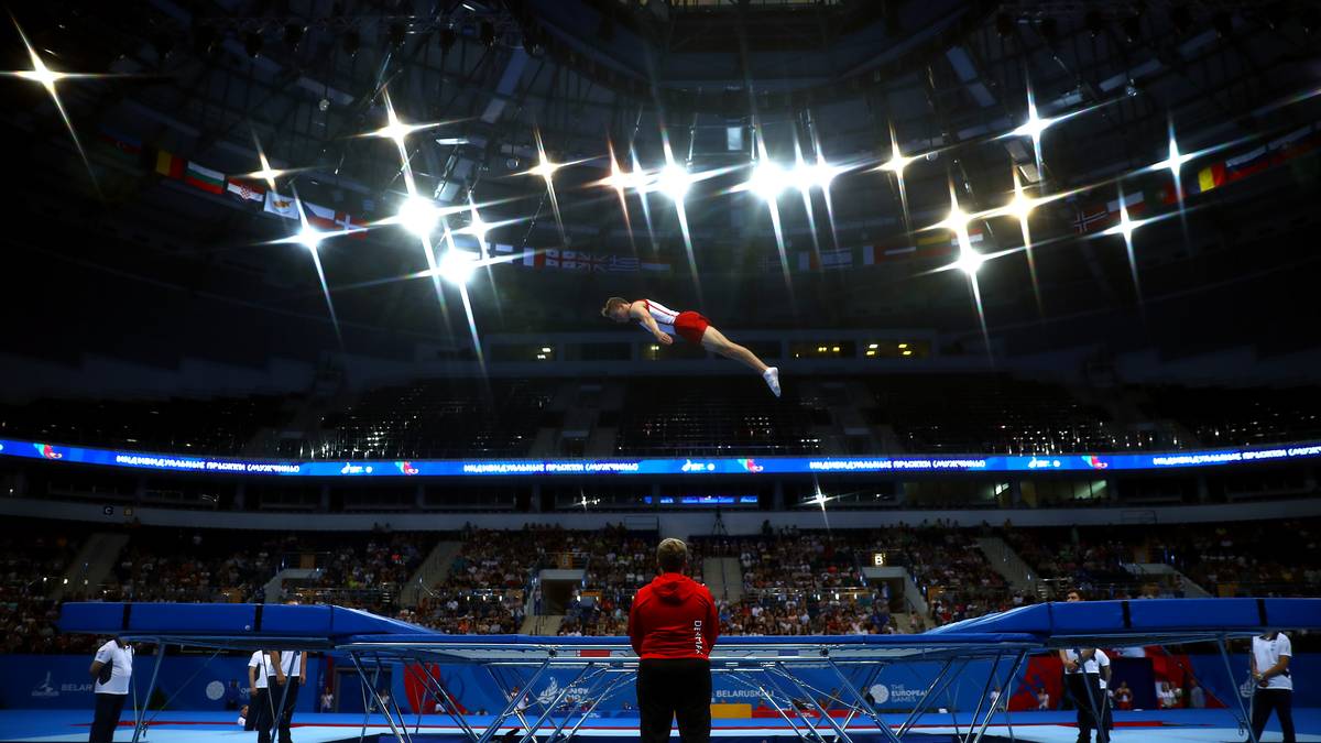 Durch die Scheinwerfer in der Minsk Arena sieht es dabei fast so aus, als würden die Sportler nach den Sternen greifen