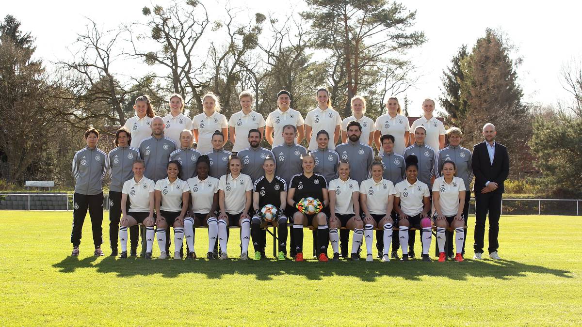 Das Rückgrat des Teams von DFB-Trainerin Maren Meinert bilden die erfahrenen Spielerinnen Melissa Kössler vom 1. FFC Turbine Potsdam (24 Länderspiele), Sophia Kleinherne sowie Nicole Anyomi von der SGS Essen (jeweils 20). Erfolgreichste Torschützin ist Hoffenheims Mittelfeldspielerin Paulina Krumbiegel (18 Einsätze, 15 Tore)