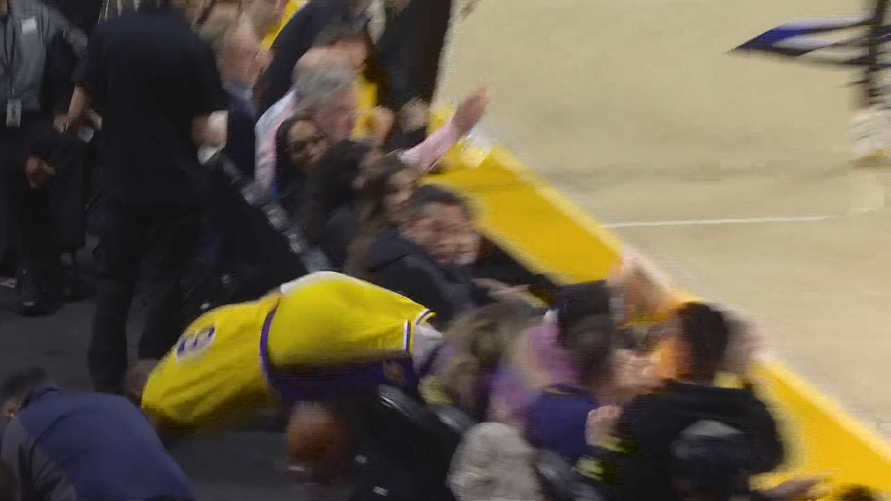 Curry fliegt bei Warriors-Sieg