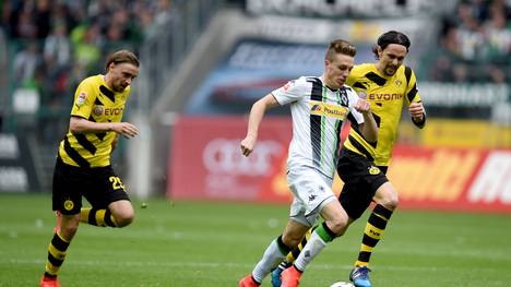 Patrick Herrmann (M.) ist von Borussia Dortmunds Defensive nicht zu stoppen