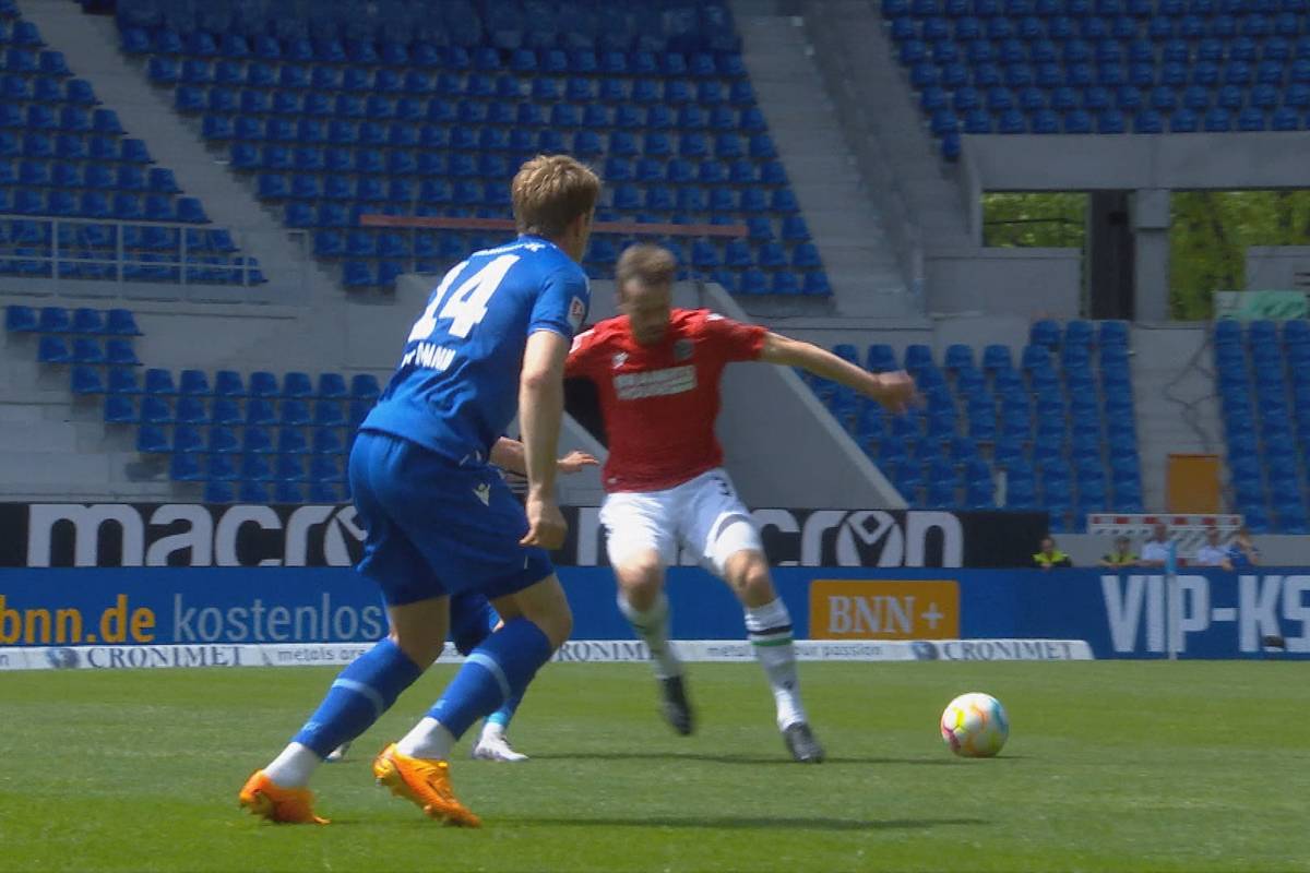 Der Karlsruher SC hat den Klassenerhalt nun auch rechnerisch sicher. Die Badener profitierten beim 2:1 gegen Hannover von Pechvogel Börner.