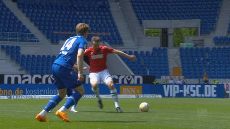 Der Karlsruher SC hat den Klassenerhalt nun auch rechnerisch sicher. Die Badener profitierten beim 2:1 gegen Hannover von Pechvogel Börner.