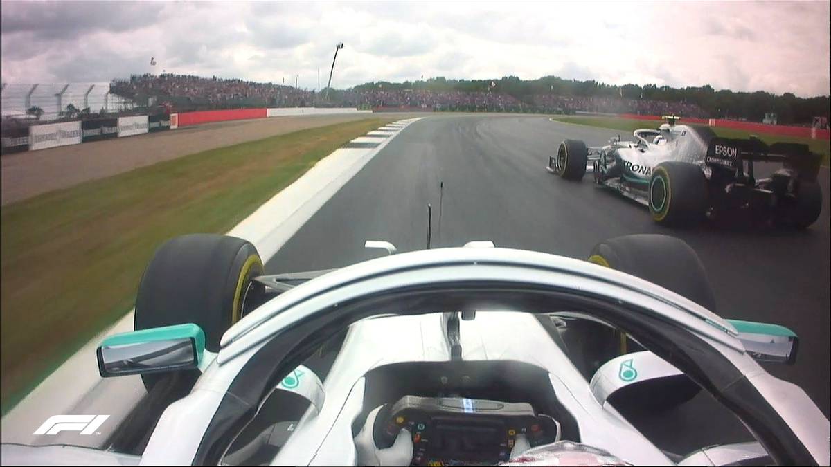 Kurz darauf startet Hamilton einen Angriff auf Bottas. Kurzzeitig hat er die Nase vorne, Bottas kann aber umgehend kontern