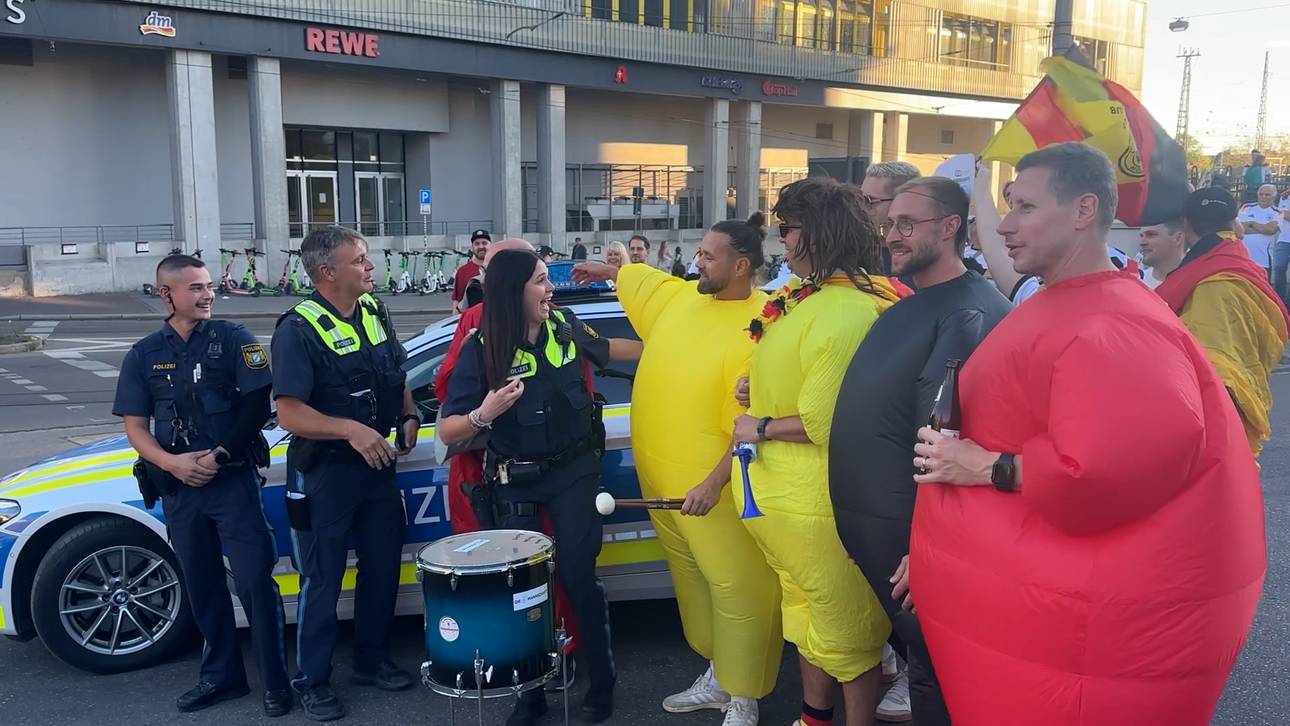 Sogar die Polizei möchte beim DFB-Fanmarsch ein Foto