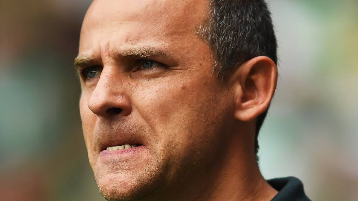 Werder-Trainer Viktor Skripnik steht nach dem Pokalaus und der deutlichen Niederlage in München schon früh in der Saison in der Kritik