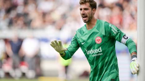 Eintracht-Torhüter Kevin Trapp kann sich eine verbale Spitze Richtung Ex-Teamkollege Randal Kolo Muani nach dessen Wechsel-Theater nicht verkneifen. 