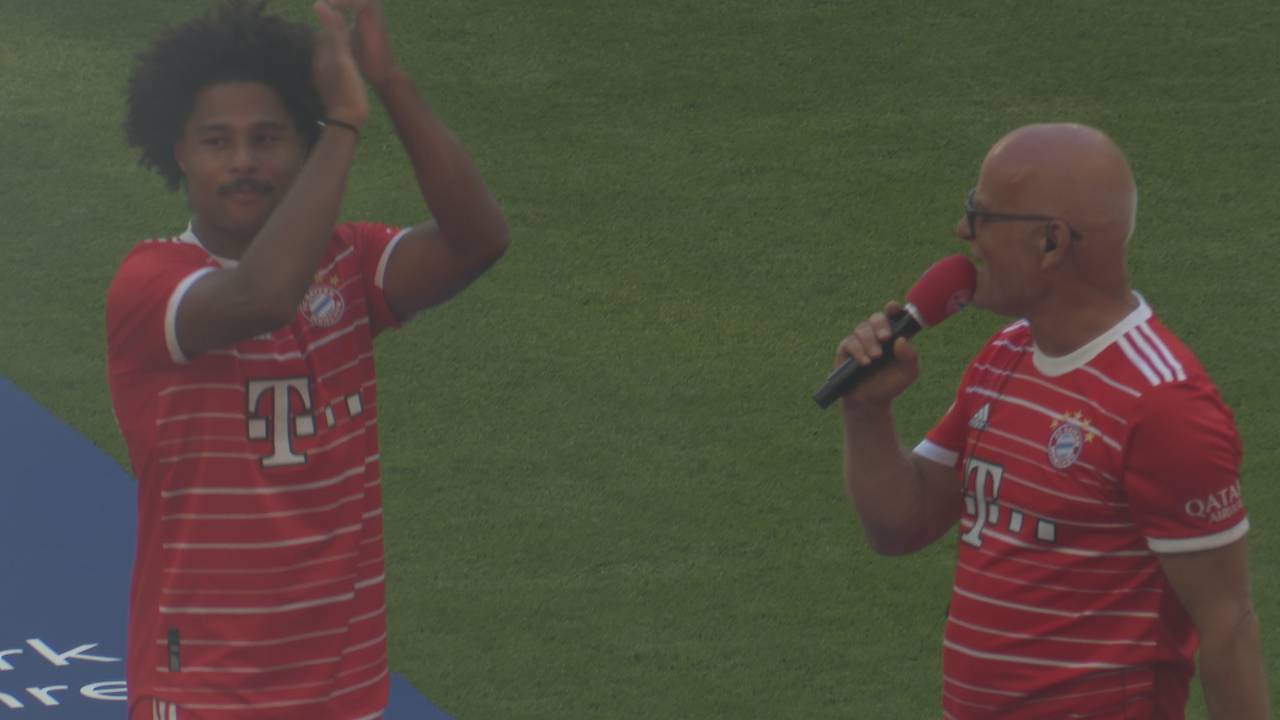 FC Bayern: Serge Gnabry verkündet Vertragsverlängerung bei Teamvorstellung