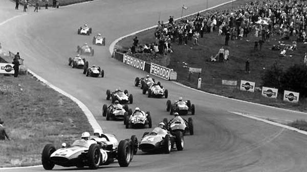 Schon 1950 trägt die Formel 1 zum ersten Mal den Grand-Prix von Belgien aus, damals ist die Strecke noch doppelt so lang wie heute. Den tragischsten Tag erlebt Spa am 19. Juni 1960, als mit Chris Bristow und Alan Stacey beim Rennen gleich zwei Piloten zu Tode kommen. Es sollten bis heute die einzigen Todesopfer bleiben