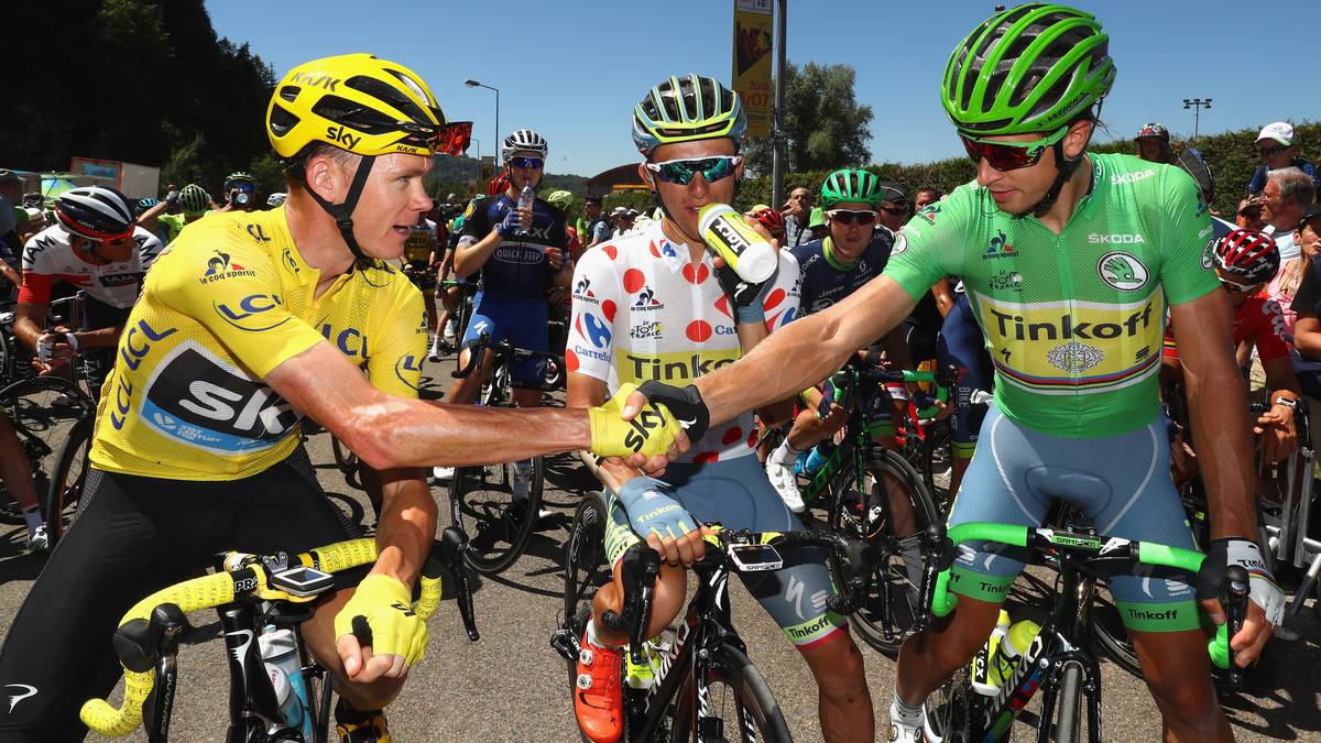 Handshake vor der 16. Etappe: Der Gesamtführende Chris Froome und Sprint-Ass Peter Sagan 