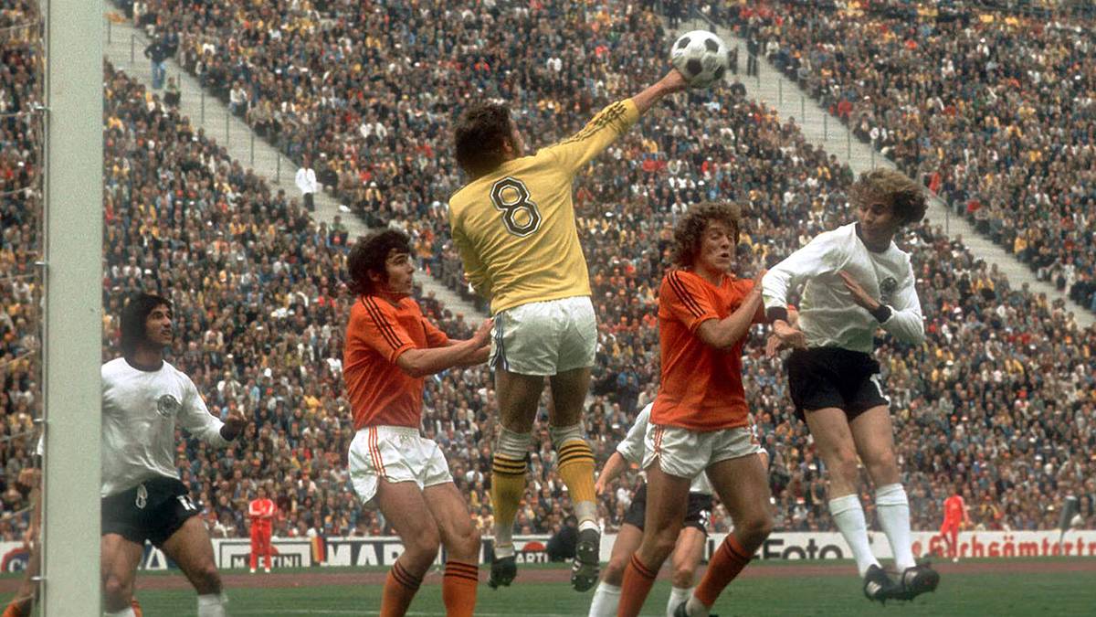 Torhüter mit Nummern von Feldspielern haben indes schon eine lange Tradition: Im WM-Finale 1974 trug Jan Jongbloed im niederländischen Tor die Nummer 8. Der Titel blieb ihm und seinem Team allerdings verwehrt