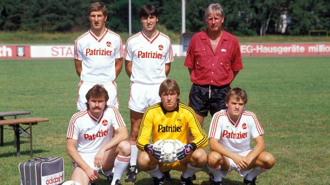 Heinz Höher präsentiert die Nürnberger Neuzugänge 1987, unter ihnen Keeper Andreas Köpke und Manfred Schwabl (u.r.)