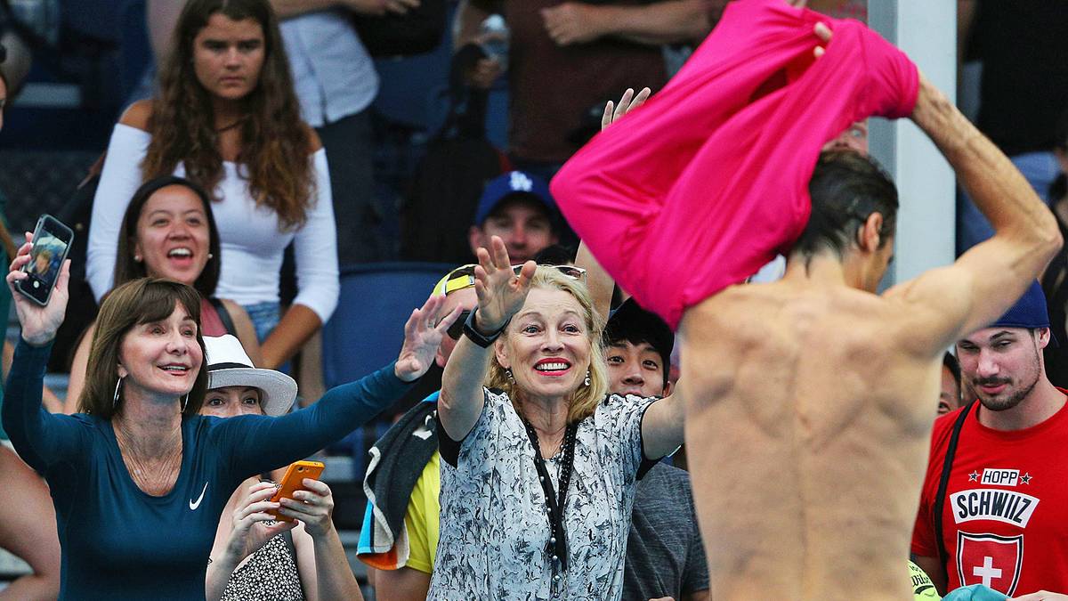 Das Leid des 38-Jährigen ist die Freud einiger Zuschauerinnen, die sich dem entblößten Oldie entgegenstrecken