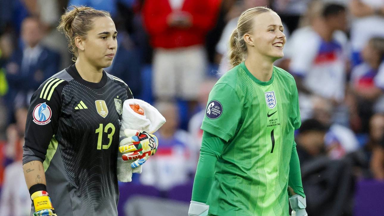 Hannah Hampton (r.) versteckte die Flasche ihrer Rivalin Cata Coll (l.)