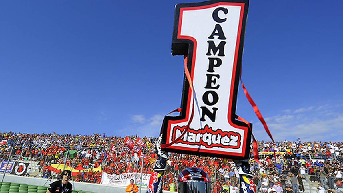 Das teaminterne Stallduell geht deutlich an Marquez. Nach durchwachsenem Start folgt eine fünf Rennen andauernde Siegesserie und die Eroberung der Spitze. Von da an blickt er nicht mehr zurück: Mit 17 Jahren wird er der zweitjüngste 125-ccm-Weltmeister (Copyright: Facebook/Marc Marquez)
