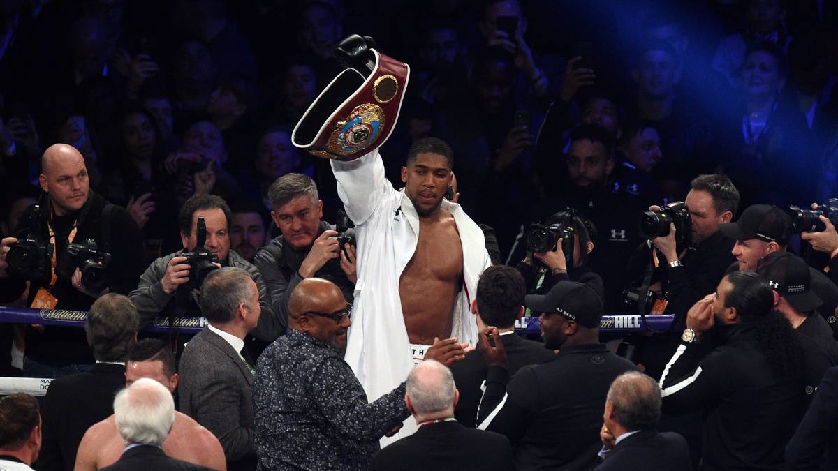 Das Urteil fällt einstimmig aus: Joshua darf seine beiden Gürtel behalten und erhält dazu noch den WBO-Gürtel