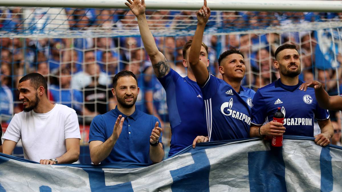 Der Erfolgscoach, der gleich in seinem ersten Bundesliga-Jahr in die Champions League eingezogen ist, bleibt den Königsblauen bis 2022 erhalten