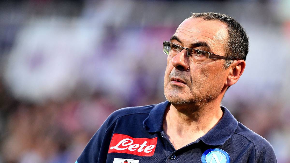 Zu der Entscheidung dürfte am Ende wohl auch der Trainer beitragen. Noch ist unklar, ob Antonio Conte weitermacht oder ersetzt wird. Mit Maurizio Sarri, der kürzlich sein Amt beim SSC Neapel niederlegte, soll es weit fortgeschrittene Gespräche geben
