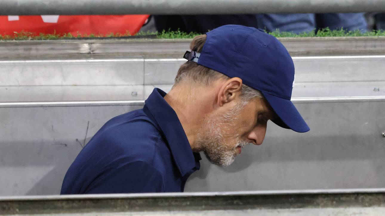 Er spielt mit dem Feuer