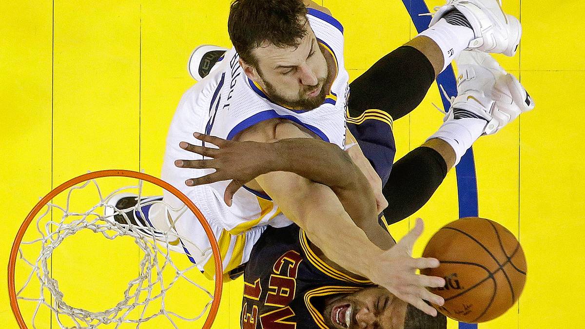 Als Team treffen die Warriors nur 35 Prozent ihrer Feldwürfe und finden nie einen Weg durch das Bollwerk des Heimteams. Allein in den ersten siebeneinhalb Minuten blockt Andrew Bogut vier Würfe, hier den von Tristan Thompson