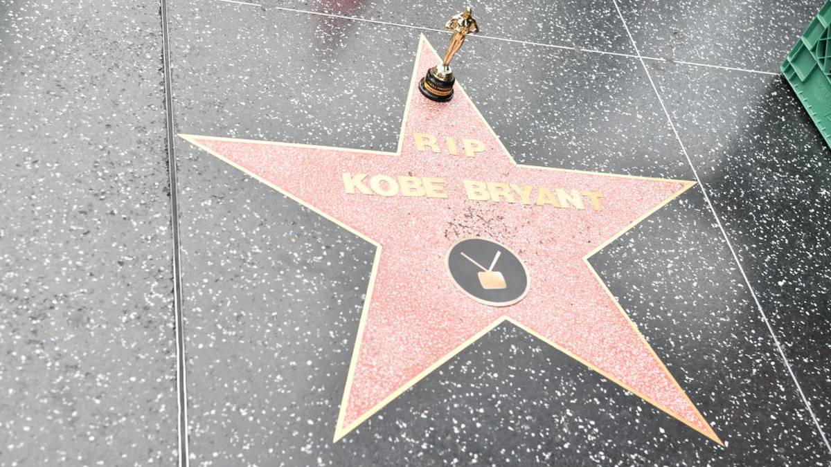 Mit einem selbst gebastelten R.I.P-Stern auf dem Walk of Fame in Hollywood erinnern die Fans an den fünffachen NBA-Champion