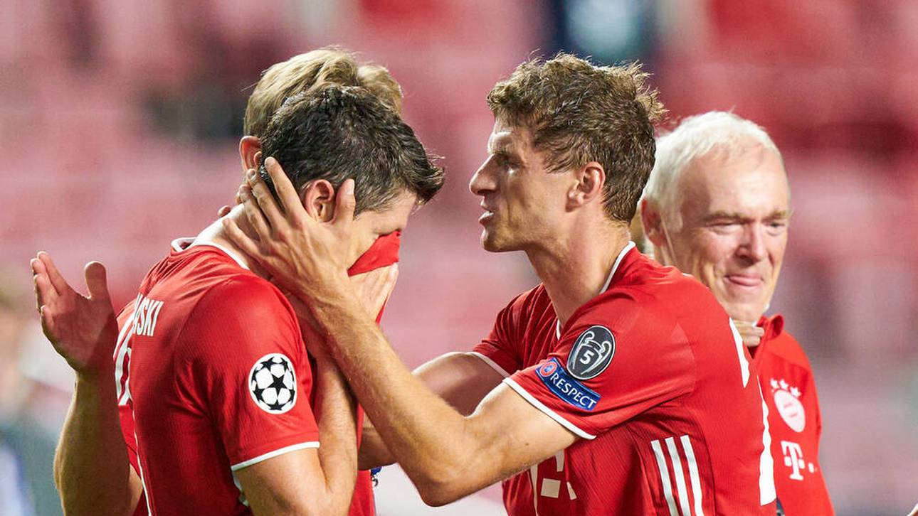 Thomas Müller herzt Robert Lewandowski nach dem Abpfiff in Lissabon