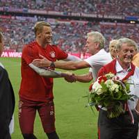 Manuel Neuer und Sven Ulreich verlängern ihre Verträge beim FC Bayern. Torwart-Ikone Sepp Maier gratuliert dem deutschen Rekordmeister - und glaubt an eine weitere Zukunft Neuers in München.