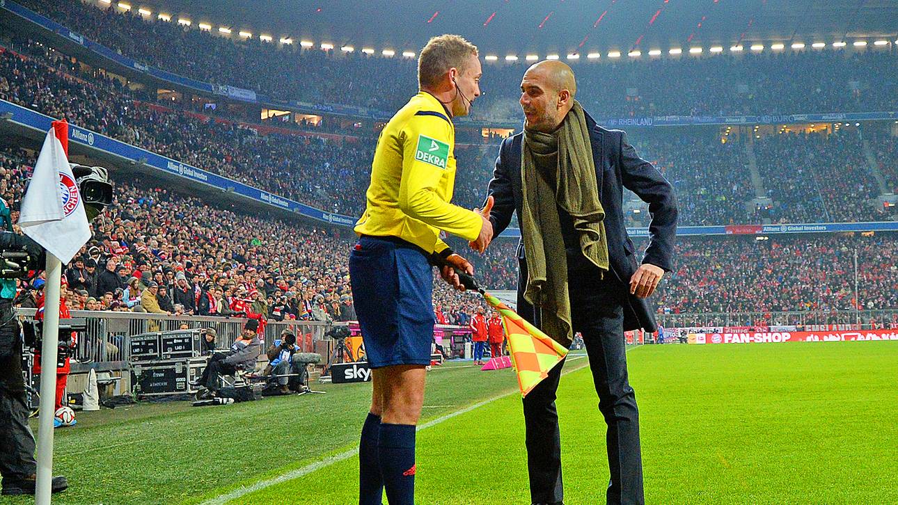 Pep Guardiola diskutiert an der Eckfahne mit dem Schiedsrichterassistenten