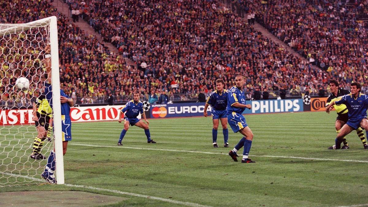 Und nur fünf Minuten später schlägt Riedle (2.v.r.) erneut zu und stellt bereits zur Pause die Weichen auf Sieg