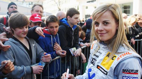 Susie Wolff schreibt in Silverstone Geschichte. Als erste Frau seit 22 Jahren nimmt sie wieder an einem Freien Training in der Formel 1 teil