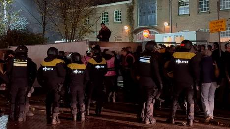 Keine Fan-Unterstützung für den VfB Stuttgart beim Europa-League-Auswärtsspiel gegen die Go Ahead Eagles Deventer. Nach der erschwerten Ankunft und dem schwierigen Aufenthalt der VfB-Anhänger entschieden sie sich, die Niederlande vorzeitig wieder zu verlassen.