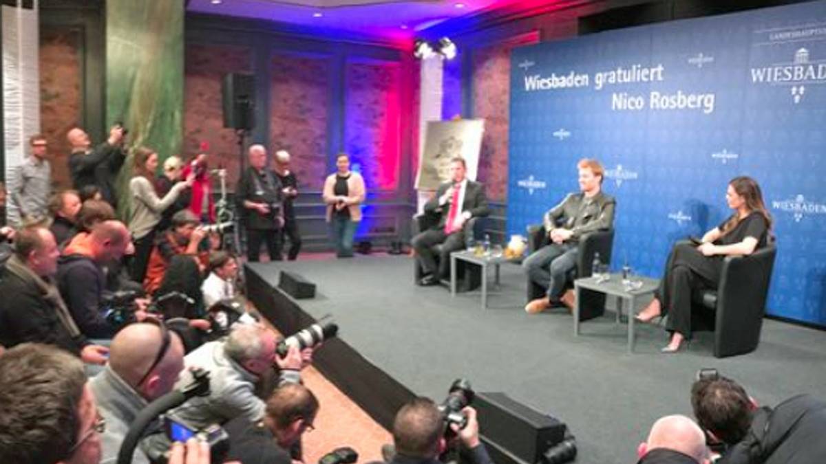 Nico Rosberg spricht zwischen Oberbürgermeister Sven Gerich und SPORT1-Moderatorin Laura Wontorra, die durch den Vormittag führt. Er wuchs zwar in Monaco auf, doch ist stolz auf seine Wurzeln: "Ich bin hier geboren. Wenn ich an Deutschland denke, dann denke ich an Wiesbaden. Ich habe hier vor allem mit meiner Oma und meinem Opa viel Zeit verbracht. Das sind viele schöne Kindheitserinnerungen."