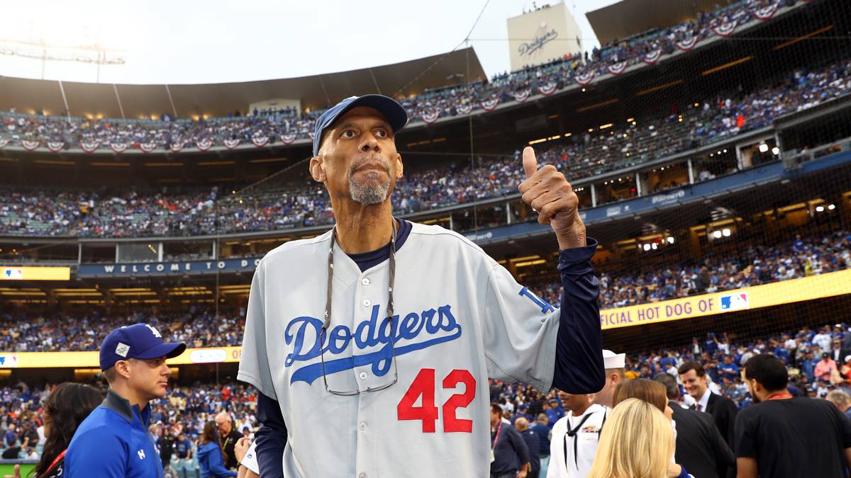Vor allem in L.A. ist er immer noch allgegenwärtig und wird verehrt. Abdul-Jabbar war auch immer ein Kämpfer für Menschenrechte. Entsprechend trägt er bei der World Series 2017 das Trikot von Jackie Robinson - dem ersten afro-amerikanischen Spieler der MLB-Historie