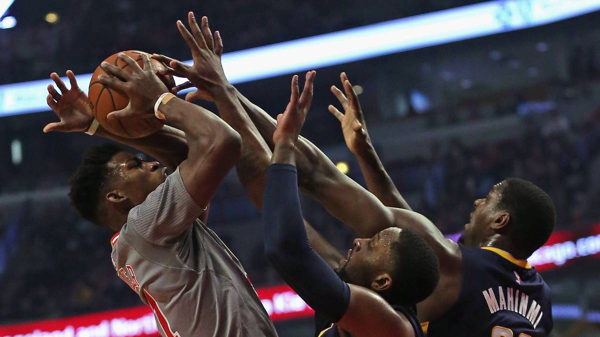 Bulls-Star Jimmy Butler (l.) muss viele Hände überwinden, um den Ball auf den Weg zum Korb zu schicken