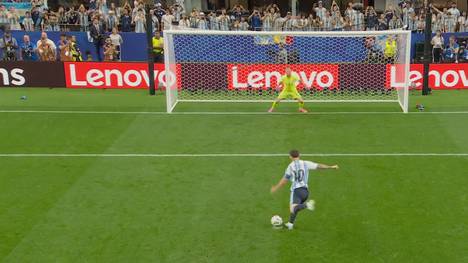 Beim Stand von 0:0 vergibt Messi einen Elfmeter - und das deutlich. Ein solcher Fehler ist man vom Argentinier sonst nicht gewohnt.