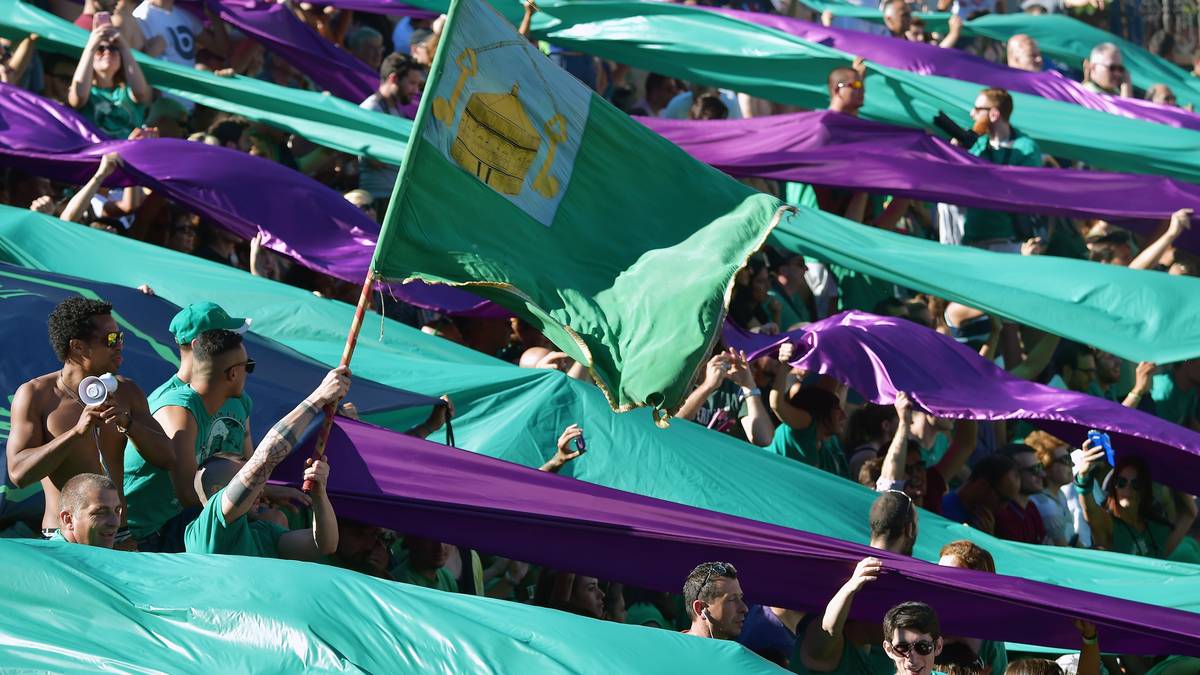 Die Tribünen sind stets rappelvoll. Die Italiener scheinen das Spektakel bei der wahrscheinlich brutalste Sportart der Welt zu genießen...