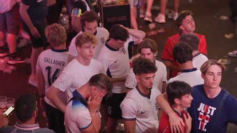 Nach der bitteren 1:2-Niederlage im WM-Halbfinale gegen Argentinien sitzt der Frust bei den englischen Anhängern tief. Die Fans kritisieren auch Thomas Tuchel für die passive Spielweise.