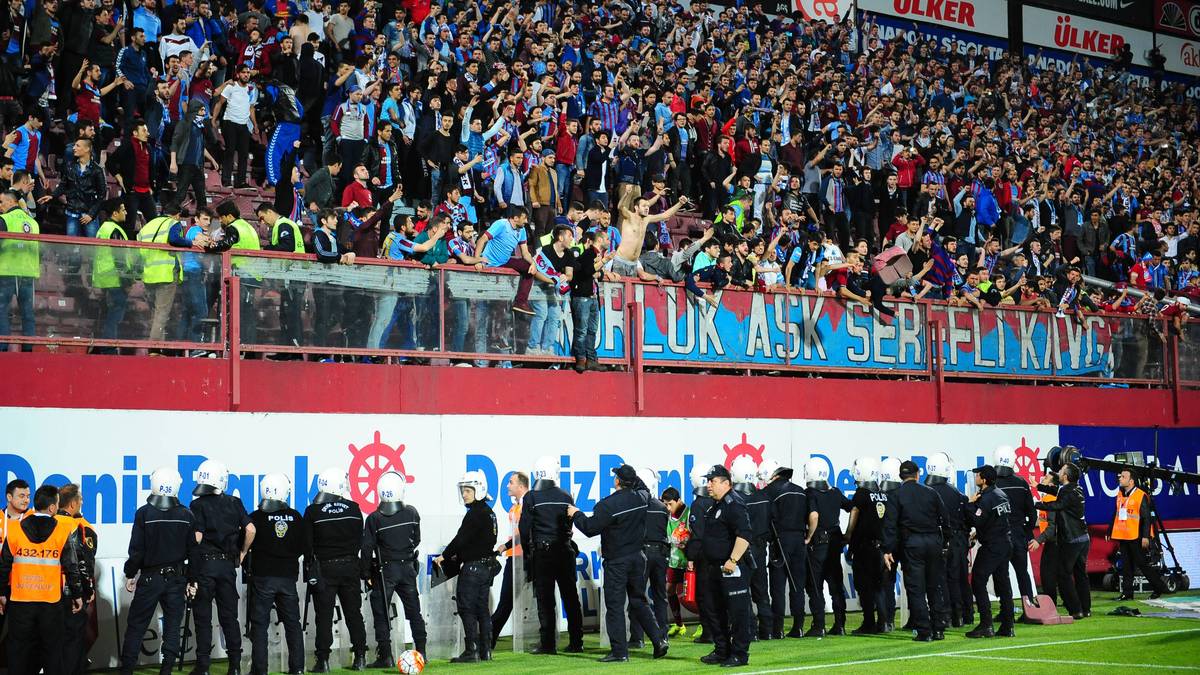 Der Schiedsrichter unterbrach daraufhin das Spiel kurzzeitig. Polizisten stellten sich zwischen Block und Rasen auf