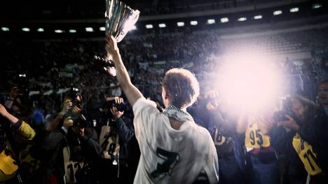 Dieter Eilts mit dem Pokal nach dem Finale gegen Monaco im Europapokal der Pokalsieger 1992