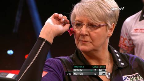 Lisa Ashton besiegt bei den UK-Open Aaron Beeney und schreibt mit ihrem ersten TV-Sieg Geschichte.
