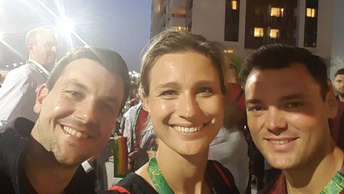 Deutscher Fahnenträger ist der Tischtennisspieler Timo Boll und gerade am Tag der Eröffnung ein beliebtes Fotomotiv. In diesem Fall lädt Fechterin Britte Heidemann zu einem Selfie mit ihr und Golfer Martin Kaymer ein