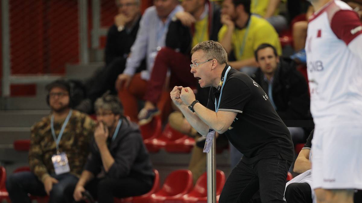 Dänemarks Nationaltrainer Gudmundur Gudmundsson feuert sein Team an