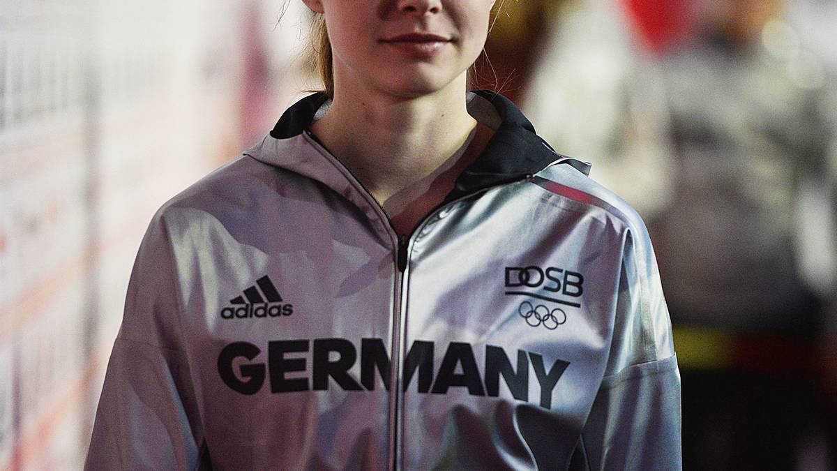 Vor allem die Aufschrift "Germany" auf der Jacke macht einen modisch starken Eindruck und man weiß gleich mit welcher Nationalität man es zu tun hat