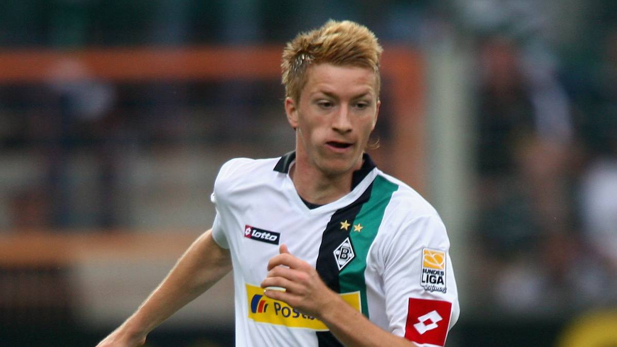 Reus zieht es an den Niederrhein. Die Gladbacher zahlen etwas über eine Million Euro für den damals 19-Jährigen. Schon in seiner ersten Saison erzielt Reus acht Treffer