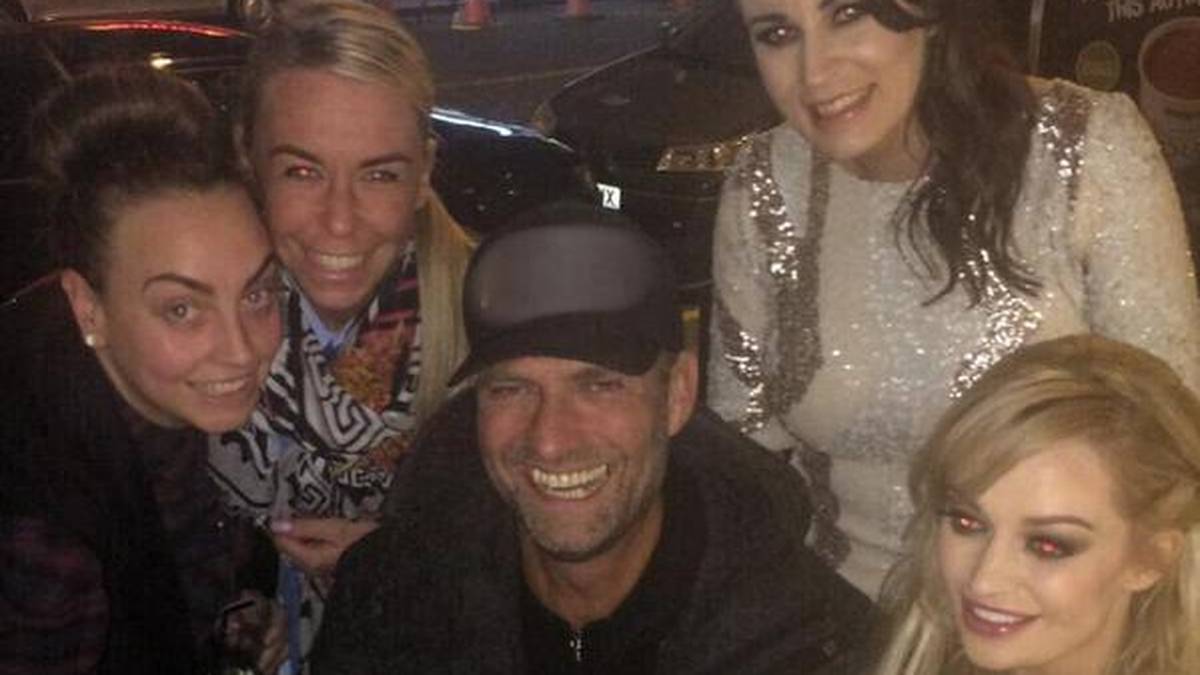 Natürlich bleibt er nicht lange alleine. Einige Damen gesellen sich zu Klopp, mit denen der Deutsche bereitwillig für Schnappschüsse posiert. Eine von ihnen ist nicht gänzlich unbekannt: Es handelt sich um das Liverpooler Model und It-Girl Rebeckah Vaughan, die einigen Briten durch ihren Auftitt im Big-Brother-Container ein Begriff sein dürfte